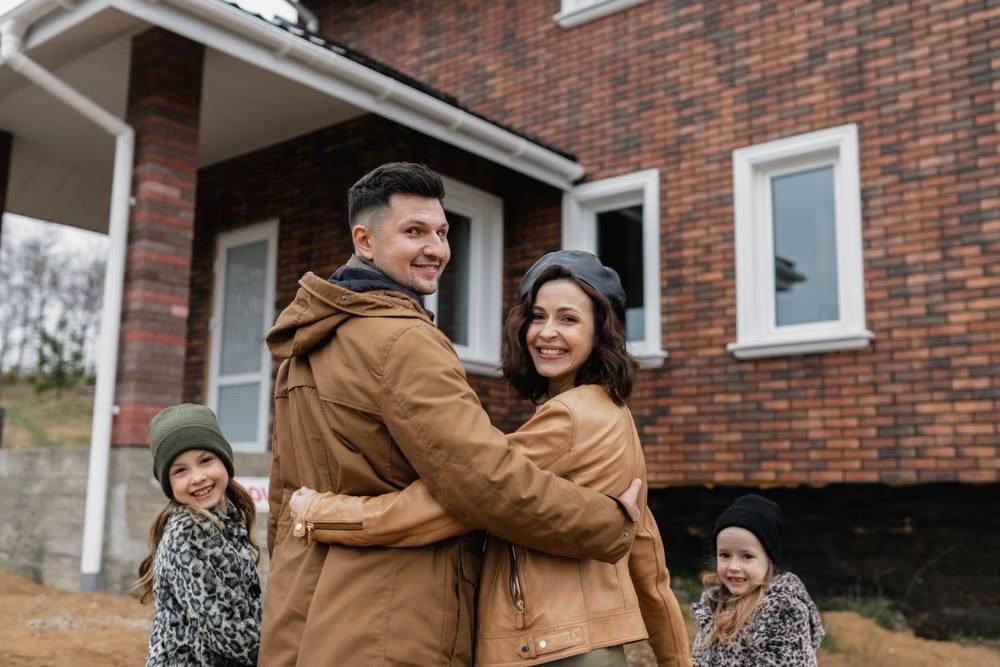 Familie vor ihrem Haus